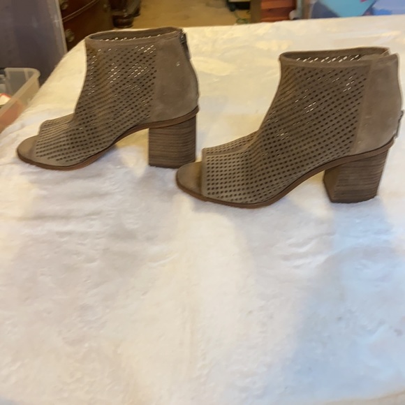 Vince Camuto.. NEVER WORN…. Mushroom color suede. A STEAL OF A DEAL!!👏👏👏 - Picture 3 of 6